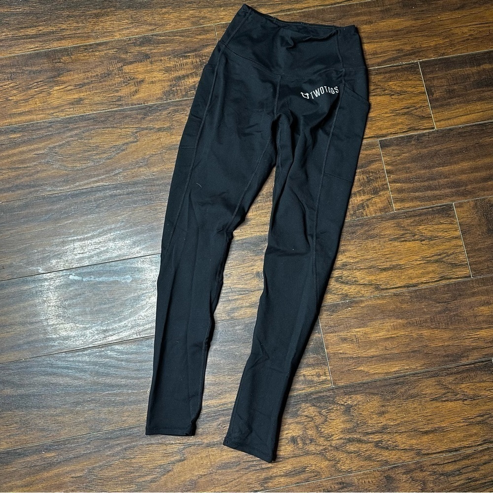 Two Tags 7/8 Pocket Leggings - Picture 2 of 5